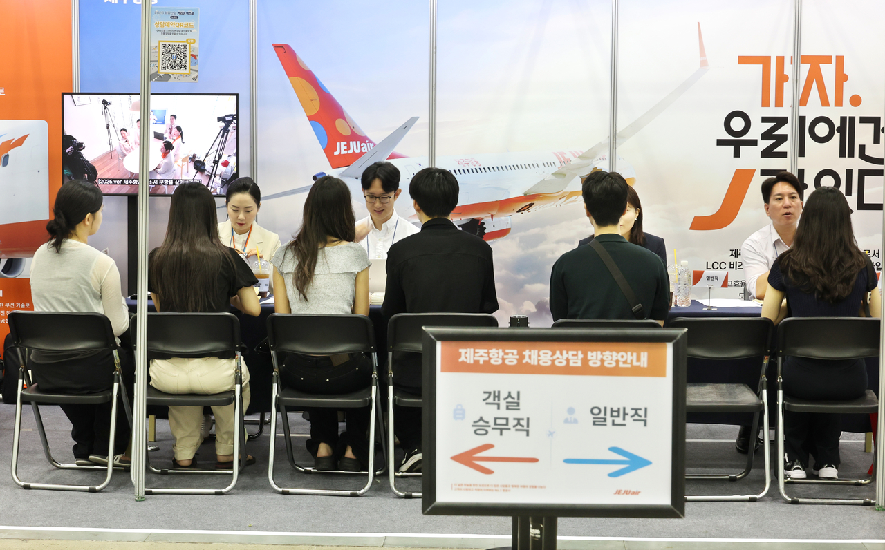 Young South Koreans attend a job fair in Busan, held last Wednesday. (Yonhap)
