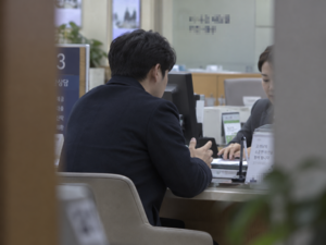 갑자기 입금된 1640만원 빼려다 은행원에 막혀…금감원, ‘보이스피싱 영웅’ 뽑는다