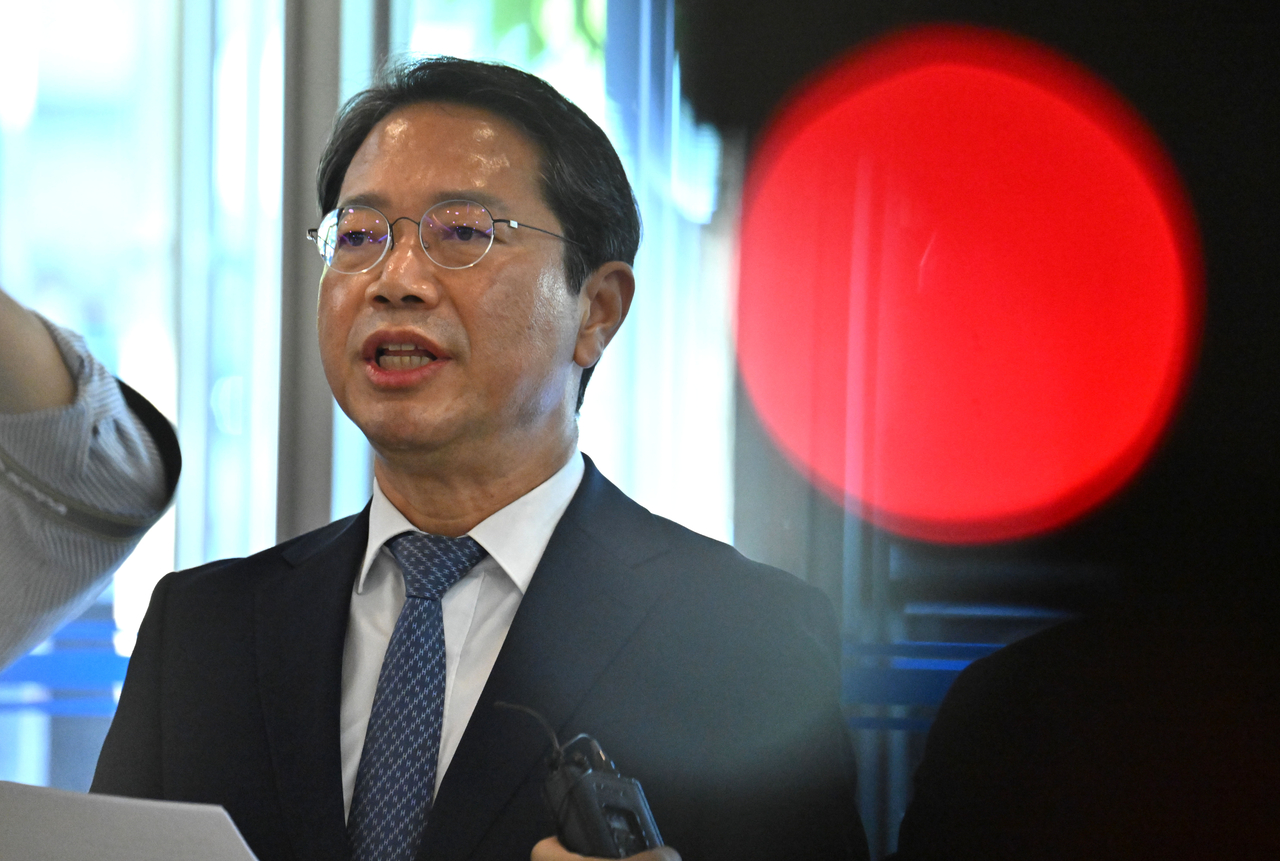 Justice Minister Nominee Kim Seung-won answers reporters' questions as he arrives Monday morning at his confirmation hearing preparation office in the Jeokseon Hyundai Building in Jongno-gu, Seoul. Kim faces allegations that in 2021 he asked the then-head of the Ministry of Food and Drug Safety, at the request of a broker surnamed Yang, to approve a clinical trial for a COVID-19 treatment developed by pharmaceutical company Genescel. (Lim Se-jun)
