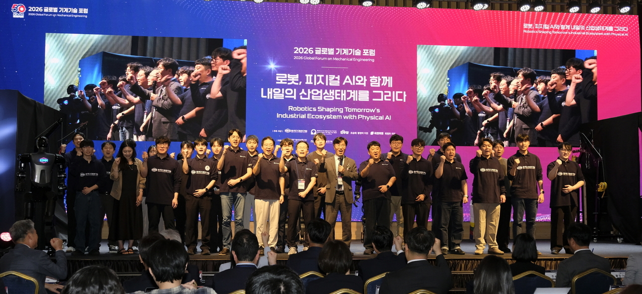 카이로스 연구팀이 시연 후 기념촬영을 하고 있다.[한국기계연구원 제공]