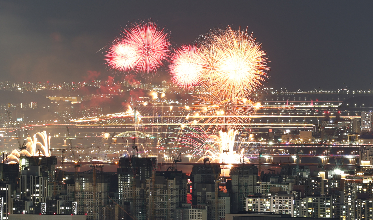 Fireworks light up the night sky at the 2026 Seoul International Fireworks Festival held at Yeouido Han River Park in Seoul on Saturday. [Yonhap]