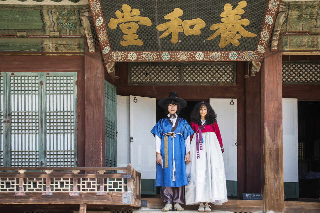 Visitors enjoy the 2025 K-Royal Culture Festival’s spring edition. (Korea Heritage Service)