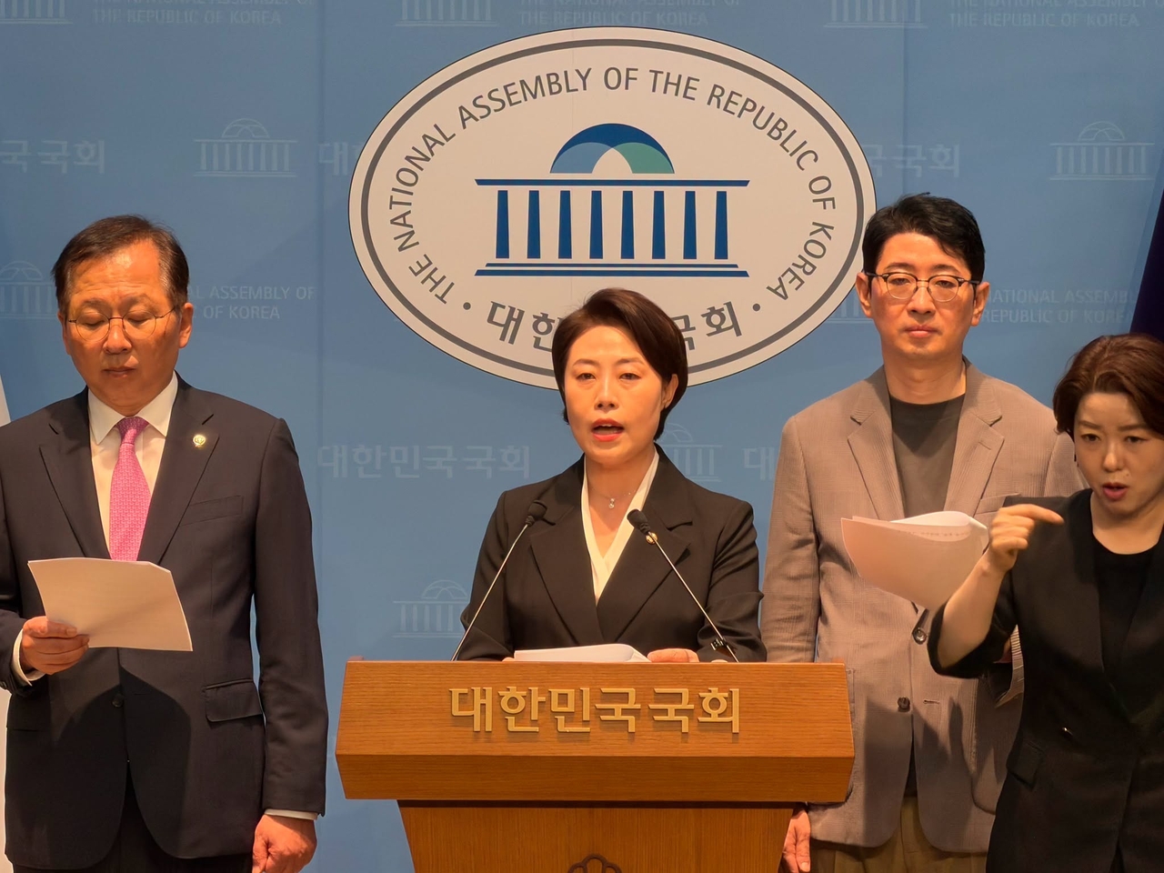 The People Power Party's Busan chapter filed a complaint Monday against Busan Mayor Jeon Jae-soo on charges of publishing false information. Rep. Seo Ji-young (center) and other PPP lawmakers from Busan held a press conference at the National Assembly's press briefing room that morning. [Captured from Rep. Seo Ji-young's Facebook]