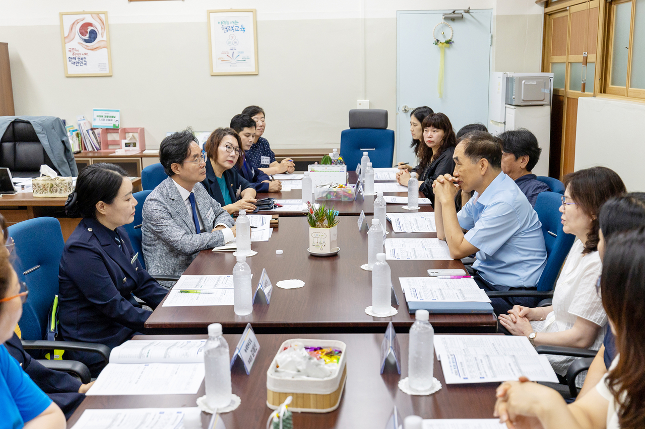 장평초 차담회에 참석한 최동민 동대문구청장(왼쪽 가운데). [동대문구 제공]