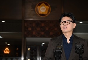 [헤럴드pic] 질문에 답변하는 한동훈 의원