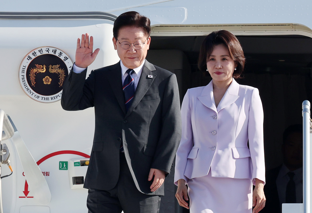 President Lee Jae Myung (L) and his wife, Kim Hea Kyung, arrive at Nice Cote d'Azur Airport in Nice, France, on Monday. (Yonhap)