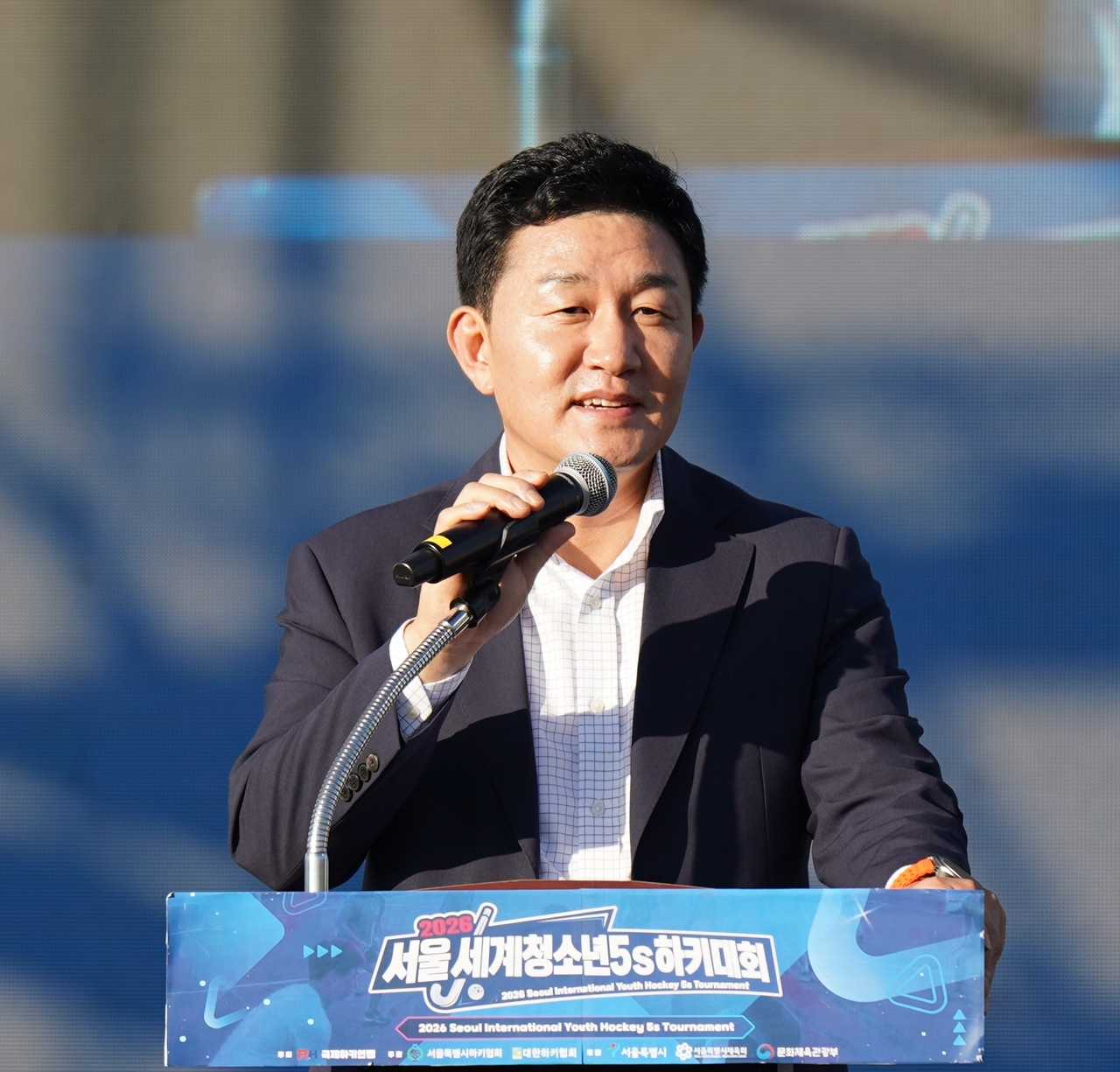 황철규 서울시의회 문화체육관광위원장이 6일 서울 잠원한강공원 특설경기장에서 열린 ‘2026 서울 세계청소년 하키대회’ 개막식에서 축사를 하고 있다. 황 위원장은 이번 대회가 매년 이어지는 정례대회로 발전해 청소년 국제 스포츠 교류의 장으로 자리 잡기를 기대했다. 양정원 기자