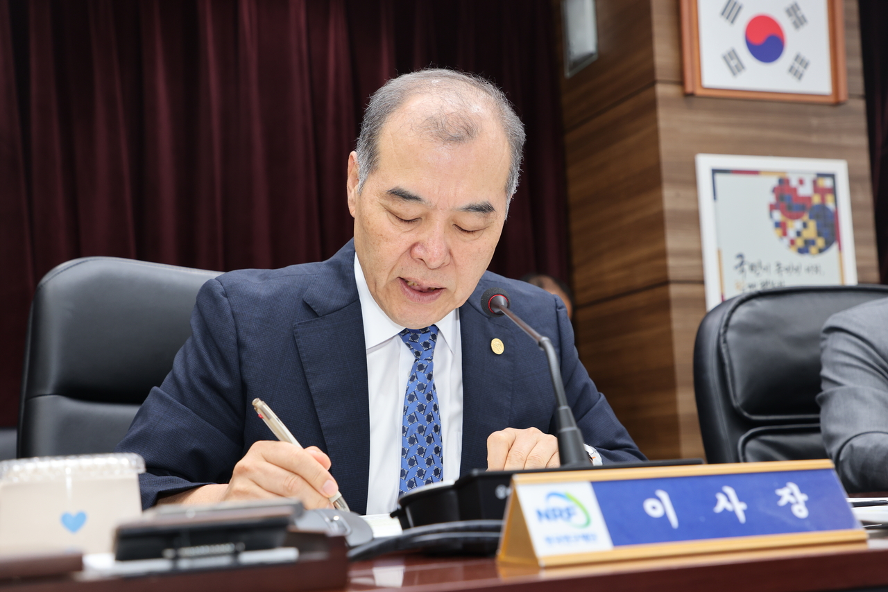 홍원화 한국연구재단 이사장이 ‘인공지능 윤리원칙’ 제정에 서명하고 있다.[한국연구재단 제공]