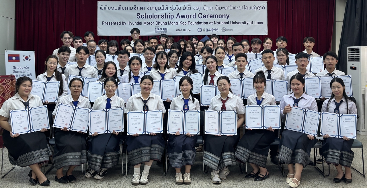 현대차 정몽구 재단이 지난 4일 라오스 국립대학교에서 개최한 장학증서 수여식에서 장핵생으로 선발된 60명의 학생들이 기념 촬영을 하고 있다. [현대차 정몽구 재단 제공]