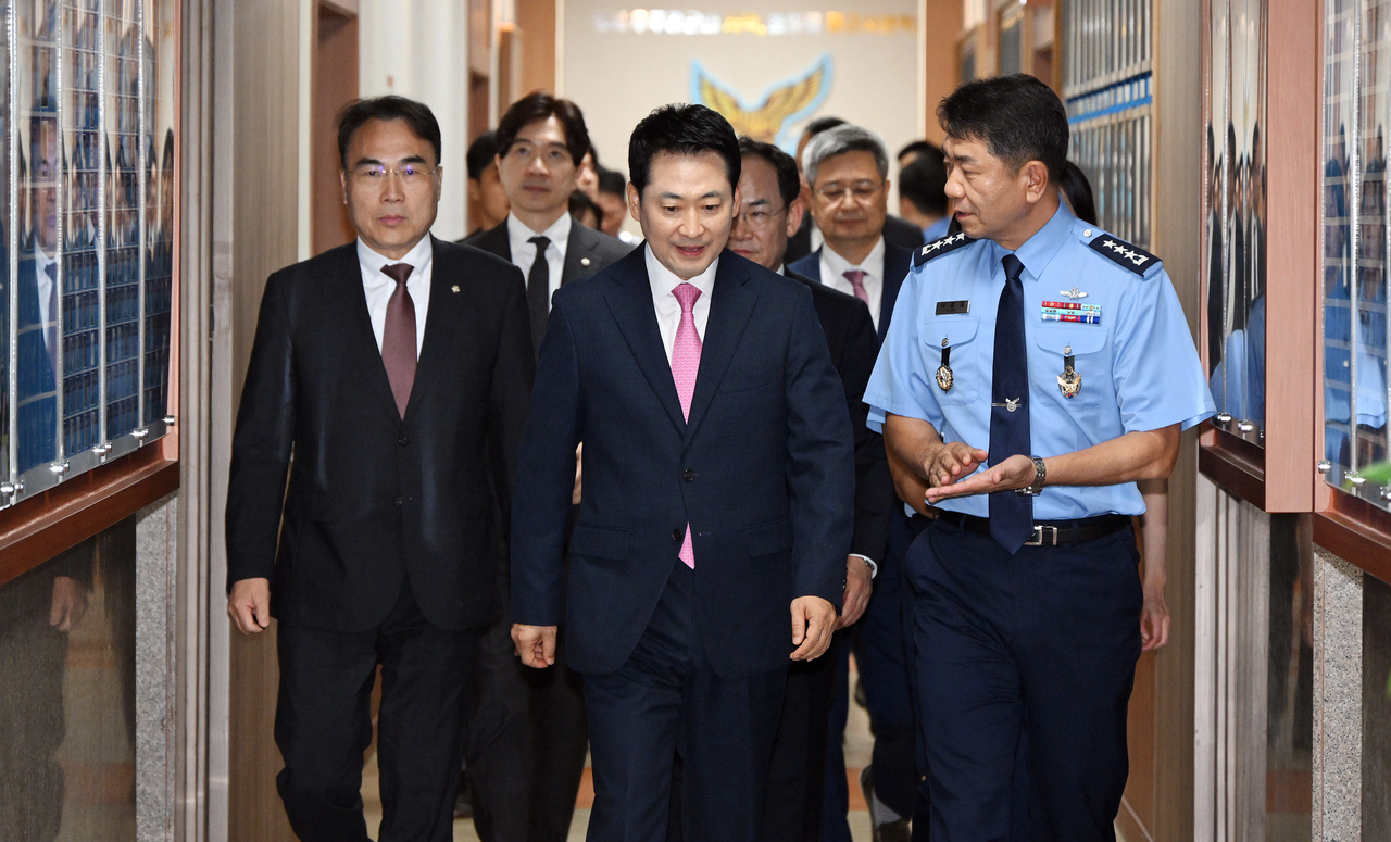 장동혁(앞줄 왼쪽 두 번째) 국민의힘 대표가 7일 충북 청주시 상당구 공군사관학교를 방문해 박흥재(〃 세 번째) 공군사관학교장과 대화하며 환담장으로 향하고 있다. 국회사진기자단
