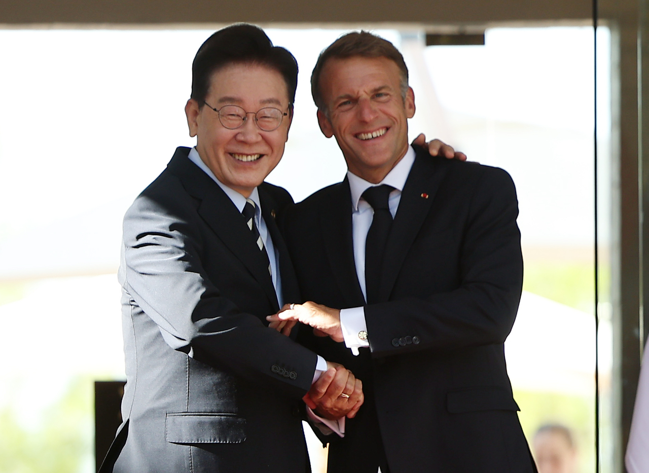 President Lee Jae Myung (left) and French President Emmanuel Macron pose for a photo at the Fondation Maeght in Saint-Paul-de-Vence, France, on Monday, before the start of the Lumiere Summit. (Yonhap)