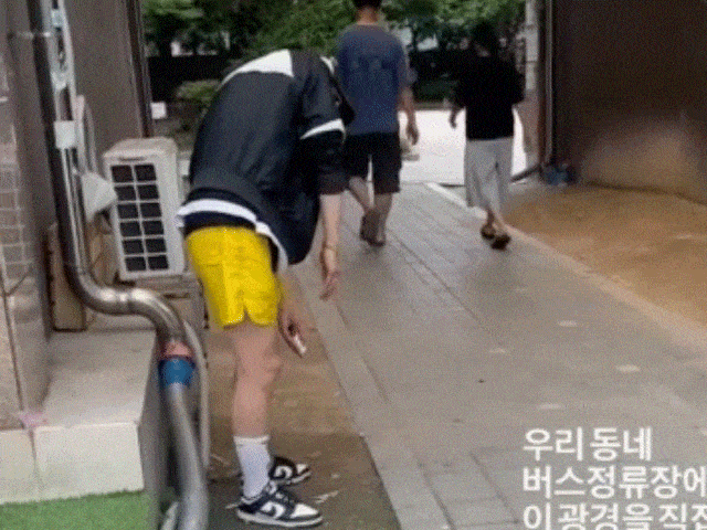 A viral video shows a man stumbling at a bus stop in Suwon, Gyeonggi Province, on June 21. (Ruliweb)