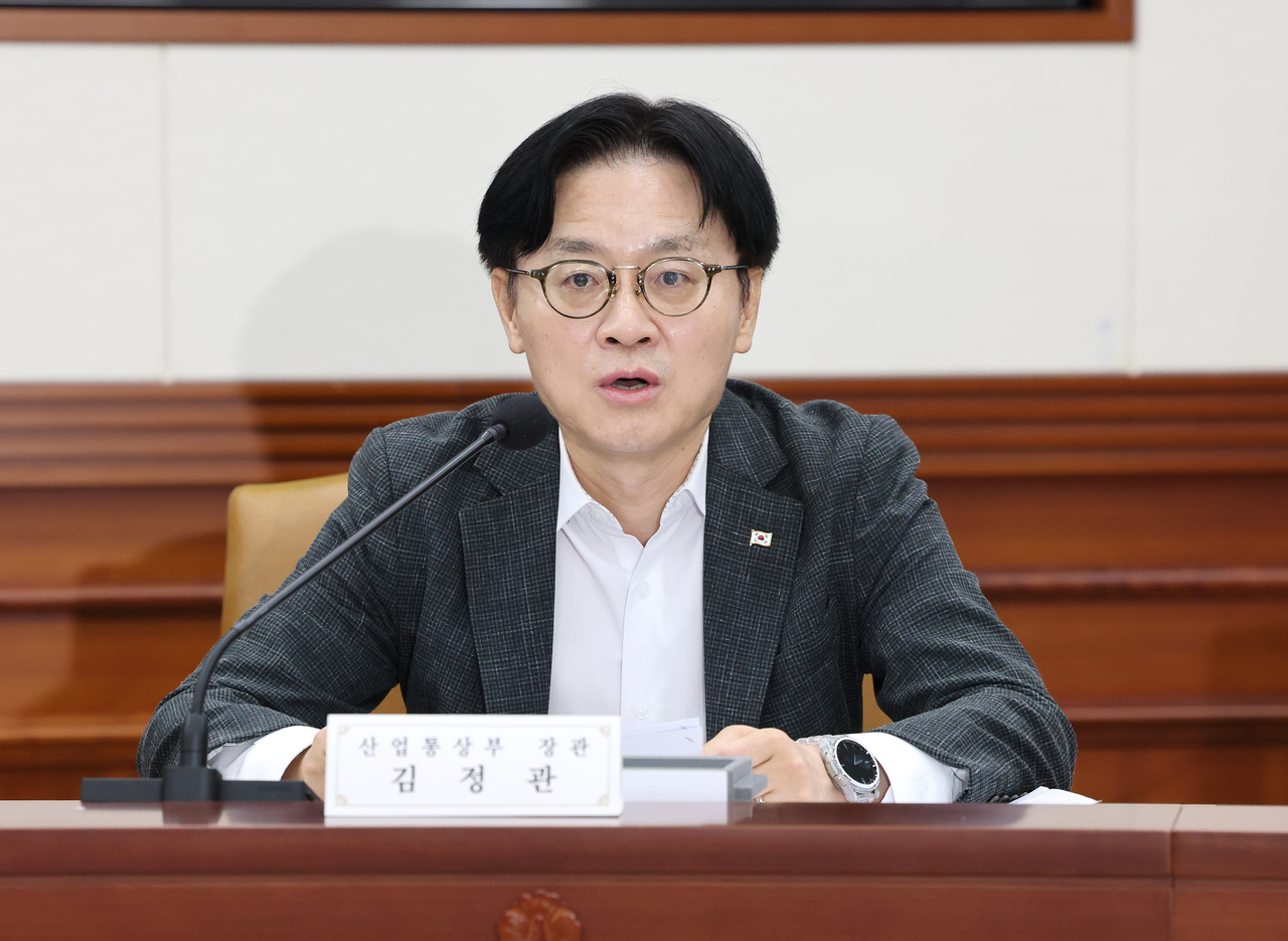 This file photo taken on Aug. 27, 2026, shows Industry Minister Kim Jung-kwan speaking at a ministerial meeting on international economic affairs at the government complex in central Seoul. (Yonhap)