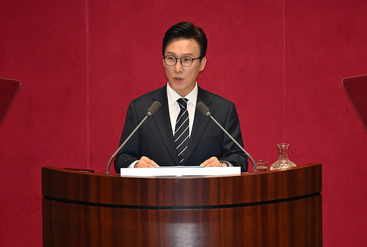 Democratic Party of Korea leader Kim Min-seok delivers a floor leader speech at a plenary session of the National Assembly in Yeouido, Seoul, on Monday. (Lee Sang-seop)