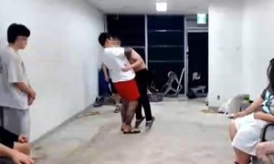 “한숨 재워라” 생방 중 20대 목 졸라 기절시킨 격투기 선수…피해자 일부 마비