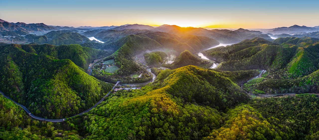 2026 세계유산축전이 유네스코 세계유산으로 등재된 ‘반구천의 암각화’에서 열린다. 사진은 울산시 울주군 반구천을 따라 새겨진 ‘대곡리 반구대 암각화’와 ‘천전리 명문과 암각화’가 소재한 반구천의 암각화 계곡. [문화재 전문 사진작가 서헌강 촬영]