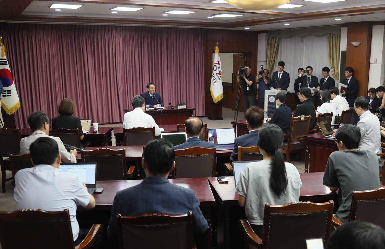 Gangwon Province Governor Woo Sang-ho holds a press briefing at the provincial government office Monday.
