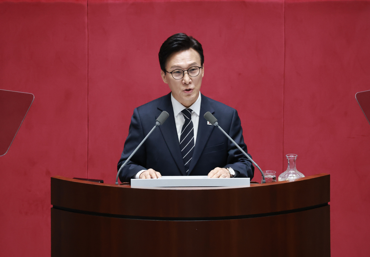 Kim Min-seok, leader of the ruling Democratic Party, delivers his policy address at the National Assembly in Seoul on Monday. (Yonhap)