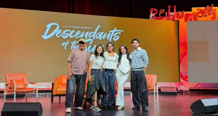 Director Hanung Bramantyo (left) and cast of the Indonesian remake of "Descendants of the Sun," Dian Sastrowardoyo (second from left) and Reza Rahadian (right), attend a session at Ideafest 2026 in Jakarta, Indonesia, Sunday. (Next Entertainment World)