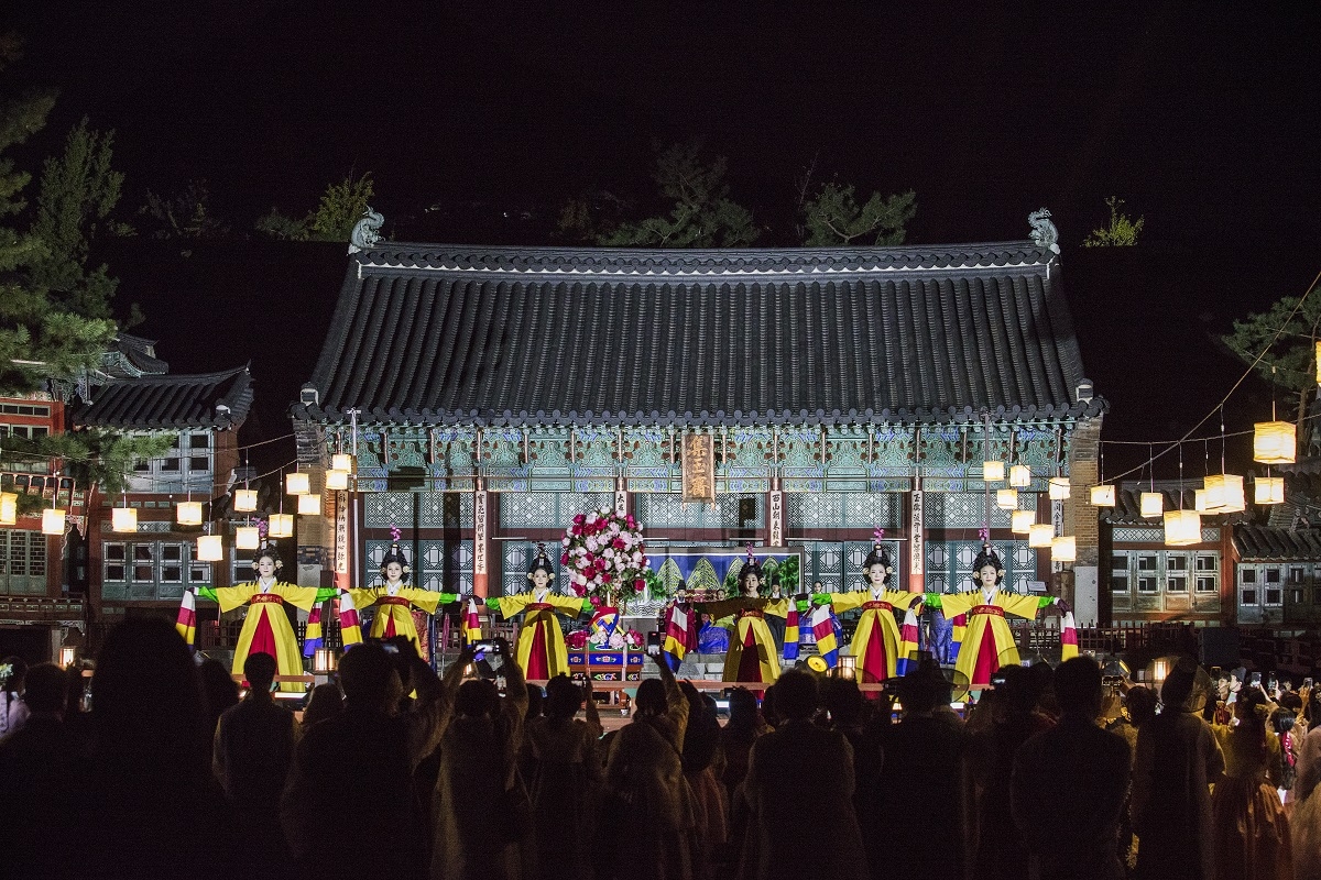 Visitors enjoy the 2025 K-Royal Culture Festival’s fall edition. (Korea Heritage Service)