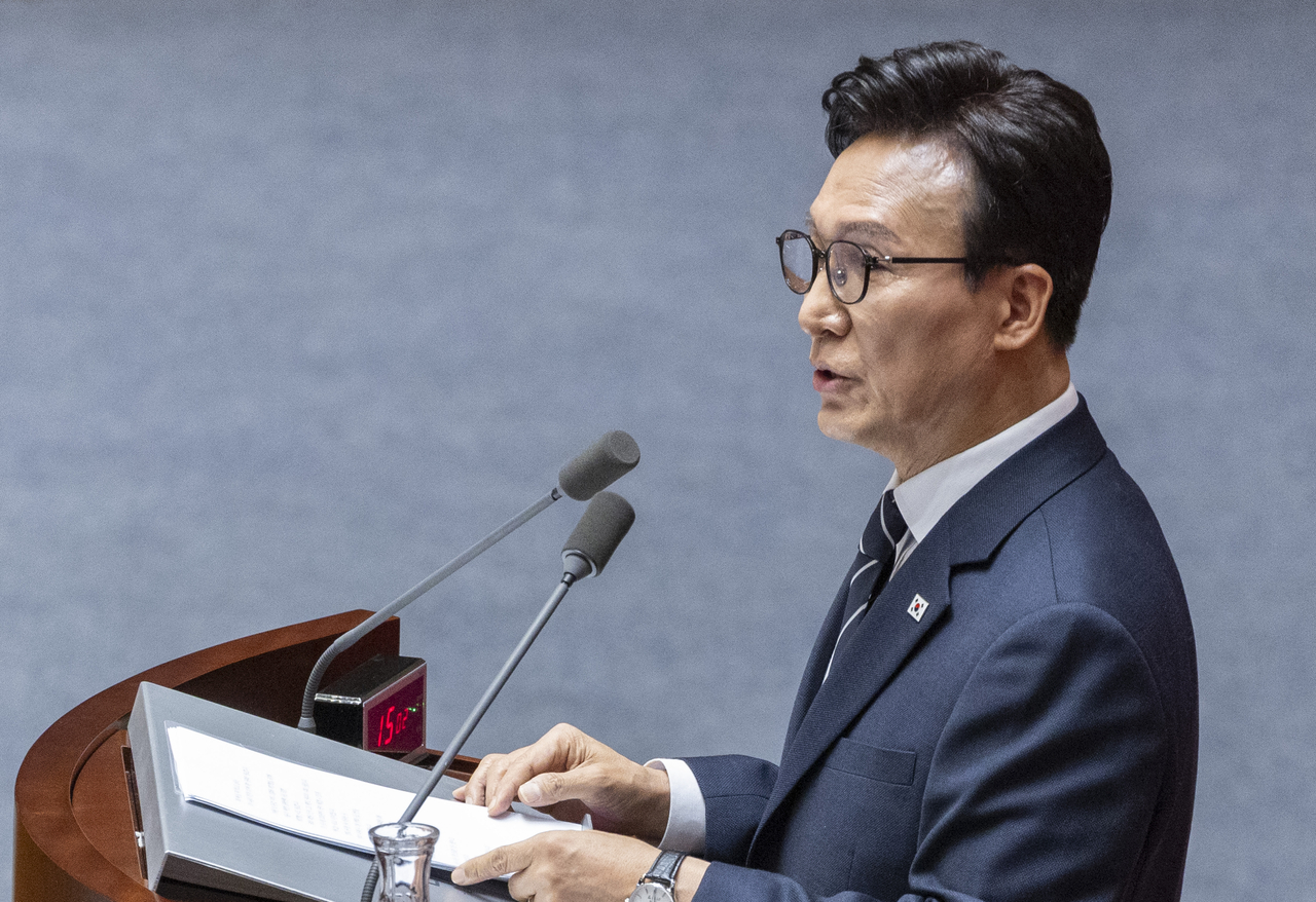 Democratic Party of Korea leader Kim Min-seok delivers a speech on behalf of his party during the third plenary session of the 439th regular session of the National Assembly in Seoul on Monday. (Yonhap)