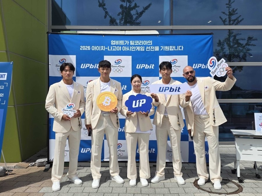 National canoe team athletes pose for a photo in front of an Upbit photo wall at the South Korean national team's send-off ceremony for the 2026 Aichi-Nagoya Asian Games. [Dunamu]