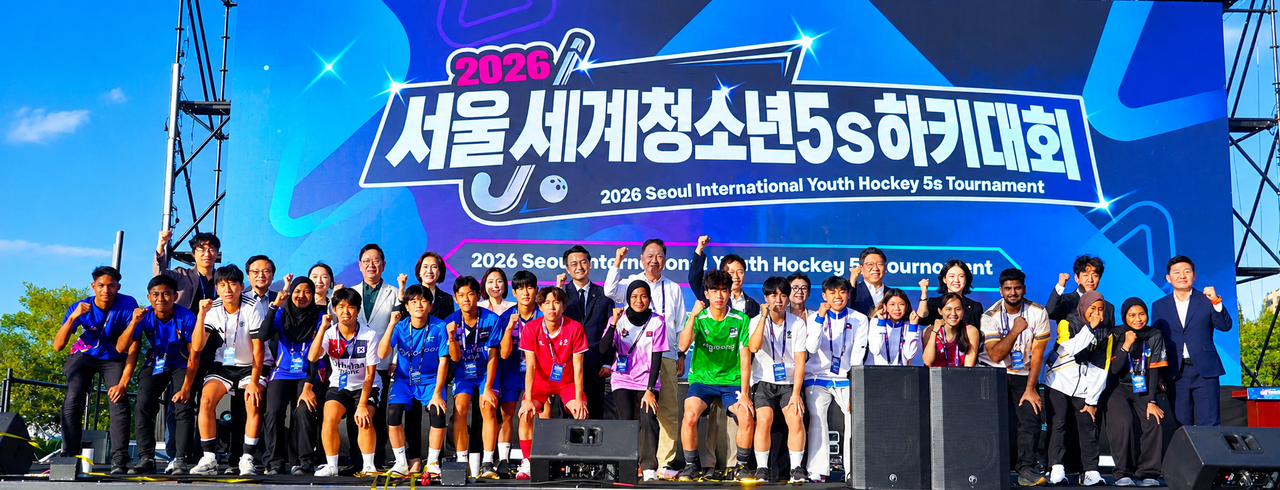 6일 잠원한강공원 특설경기장에서 열린 ‘2026 서울 세계청소년 하키대회’에서 각국 선수단과 대회 관계자들이 기념촬영을 하며 힘찬 출발을 다짐하고 있다. 선수들과 관계자들이 주먹을 들어 올리며 대회의 성공적인 개최와 스포츠를 통한 국제 교류의 의미를 되새기고 있다. 양정원 기자