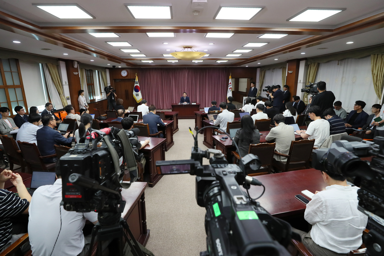 Gangwon Province Governor Woo Sang-ho speaks at a press briefing at the Gangwon Special Self-Governing Province office on Monday.