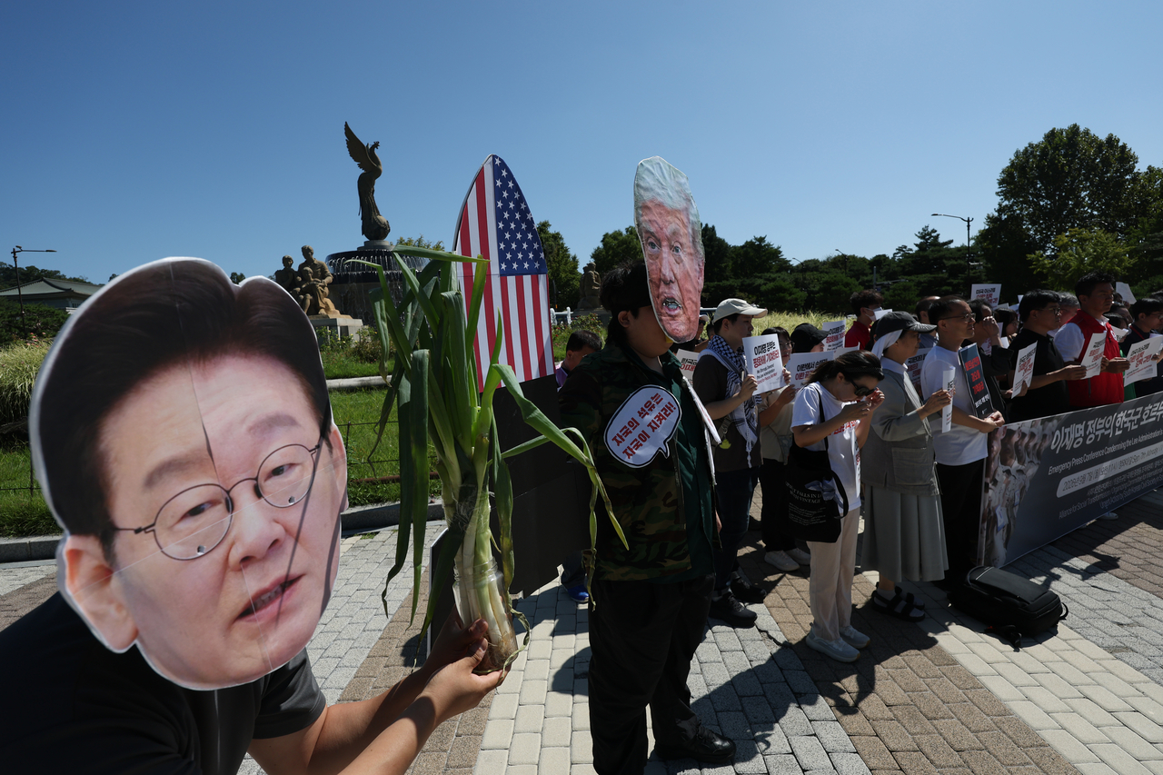 Members of civic groups and protesters hold an emergency press conference in front of Cheong Wa Dae in Jongno-gu, Seoul, on Monday, calling on the government not to deploy South Korean troops to the Strait of Hormuz. (Yonhap)