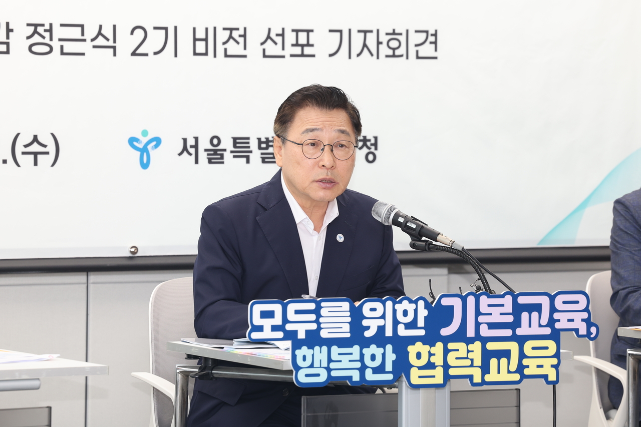 Seoul Education Superintendent Jung Geun-sik on July 22 explains to reporters the key policy initiatives for his second term at the Seoul Metropolitan Education Office in Yongsan-gu, Seoul. (Yonhap)