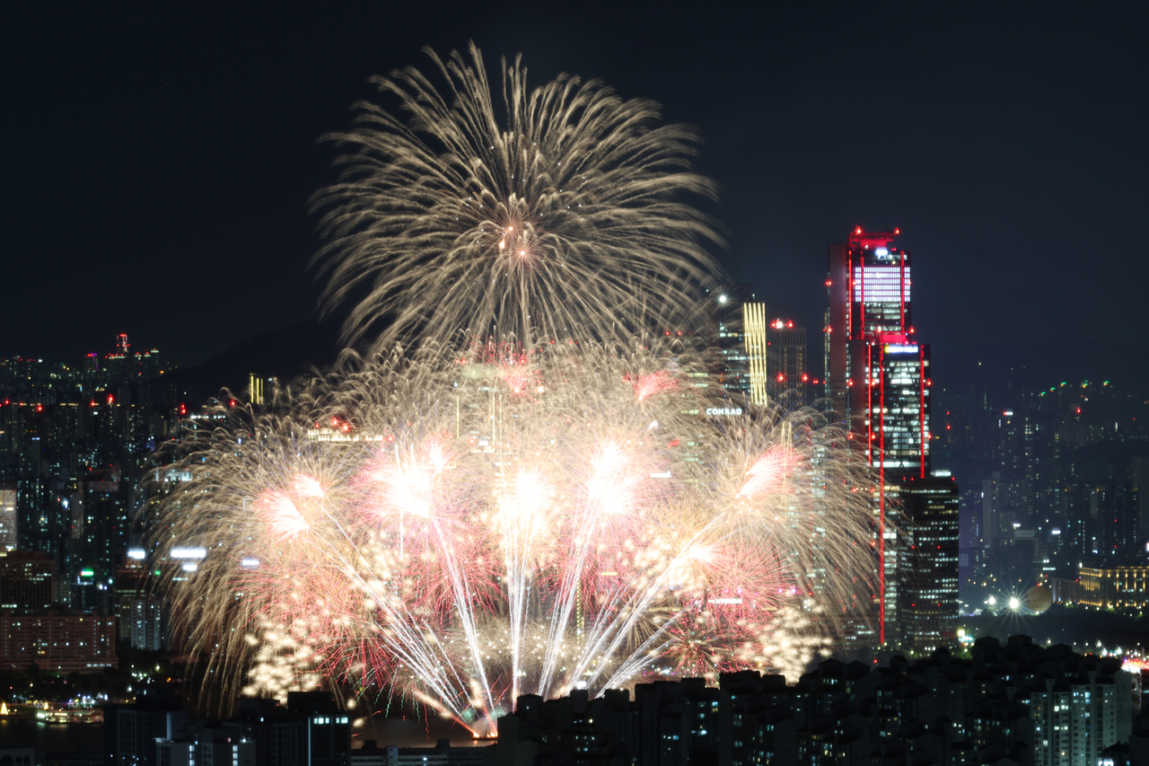 2026 세계불꽃축제를 하루 앞둔 4일 서울 여의도 주변으로 전야제 불꽃이 밤하늘에 빛나고 있다.[연합]