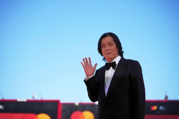 이창동 감독이 6일(현지시간) 제83회 베니스국제영화제 ‘가능한 사랑’ 레드카펫에서 포즈를 취하고 있다. [AP]