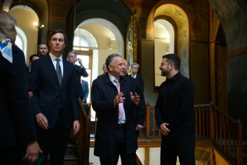 볼로디미르 젤렌스키 우크라이나 대통령(오른쪽)이 6일(현지시간) 키이우에서 도널드 트럼프 미국 대통령의 특사인 스티브 윗코프(오른쪽 두번째)와 재러드 쿠슈너(오른쪽 세번쩨)를 만나 회담하고 있다. 윗코프와 쿠슈너는 전날 모스크바에서 블라디미르 푸틴 러시아 대통령과 회동한 뒤 키이우를 찾았다. [우크라이나 대통령실 제공/UPI]