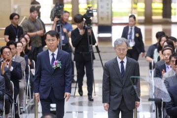 조희대 대법원장이 7일 서울 서초구 대법원에서 열린 이흥구 대법관 퇴임 행사에 참석하고 있다. [연합]