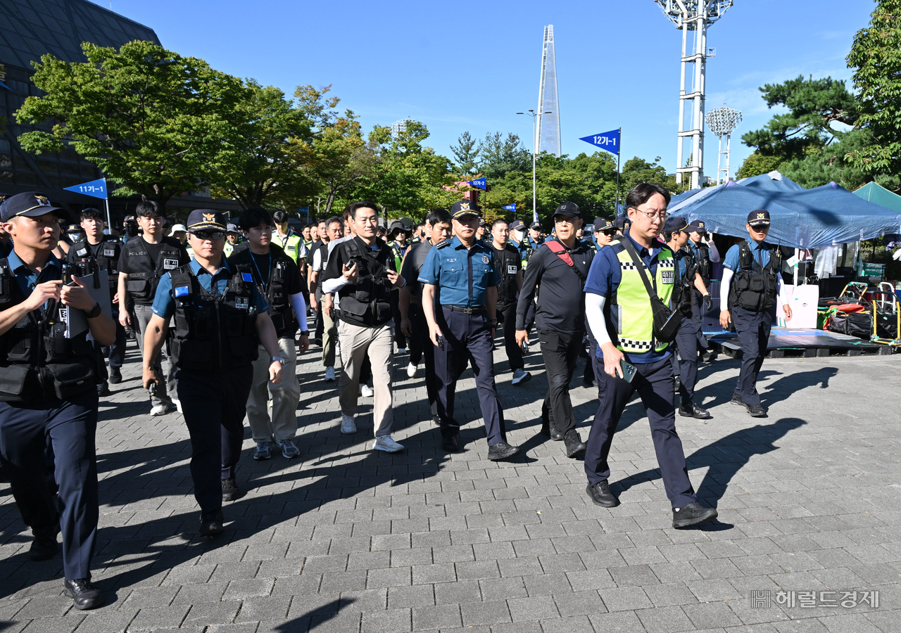 8일 오전 서울 송파구 올림픽공원 핸드볼경기장 인근에서 대한체육회, 선관위, 경찰 관계자들이 잠실 개표소에 진입하기 위해 이동하고 있다. 이날 경찰은 오전 9시부터 2-3게이트 입구에 천막과 현수막을 철거한 뒤 6·3 지방선거 잠실 개표소 봉쇄 시위 95일 만에 진입에 성공했다. 임세준 기자