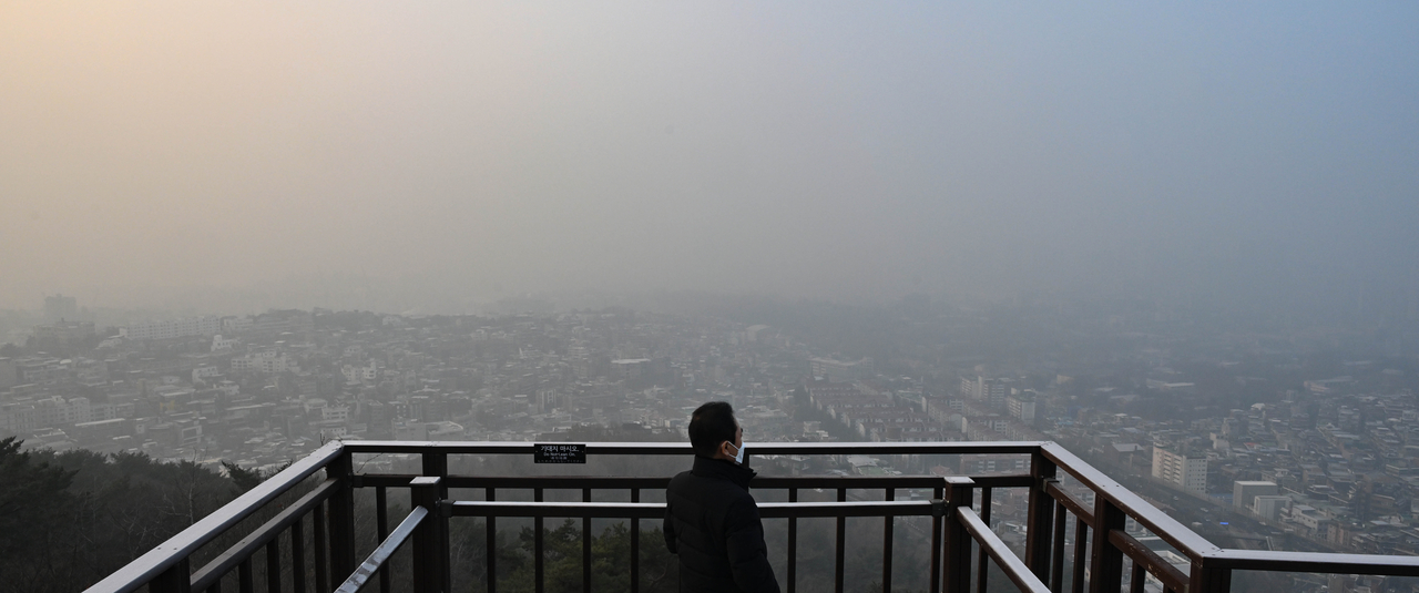 The downtown area of Seoul, seen from Namsan in Jung-gu, appears hazy due to fine dust. Lim Se-jun