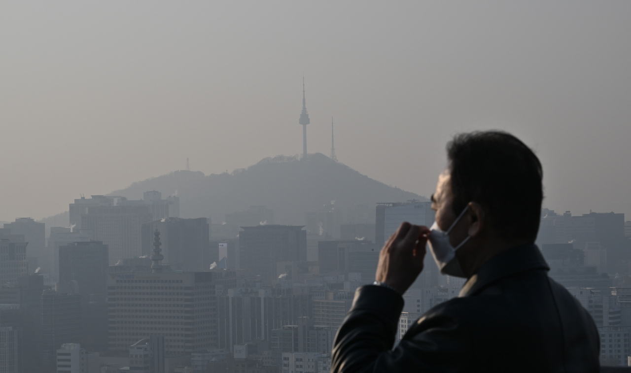 The downtown area of Seoul, seen from Bugaksan in Jongno-gu, appears hazy due to fine dust. Lim Se-jun