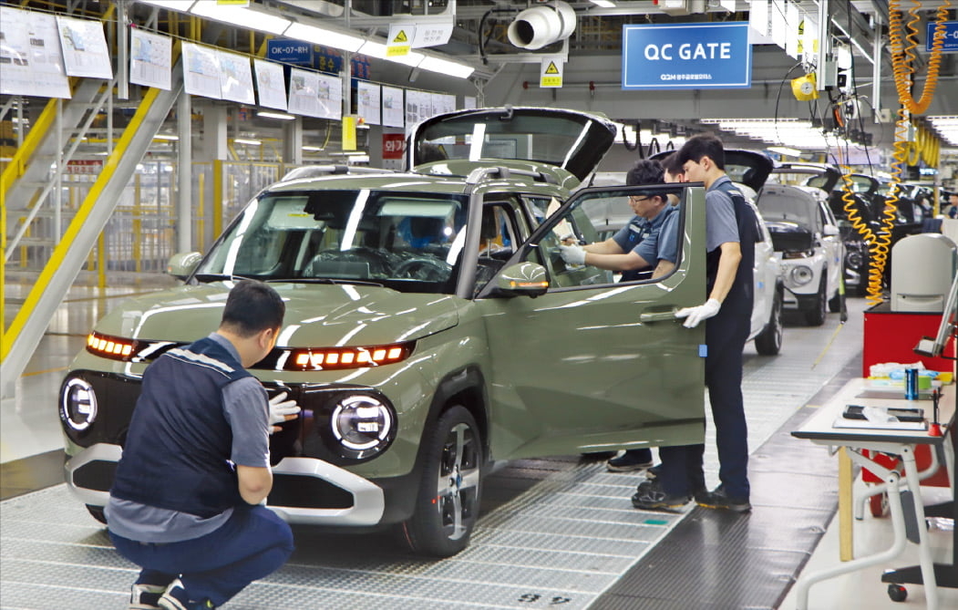 Employees work on Casper Electric production at the Gwangju Global Motors (GGM) plant. (Courtesy of GGM)