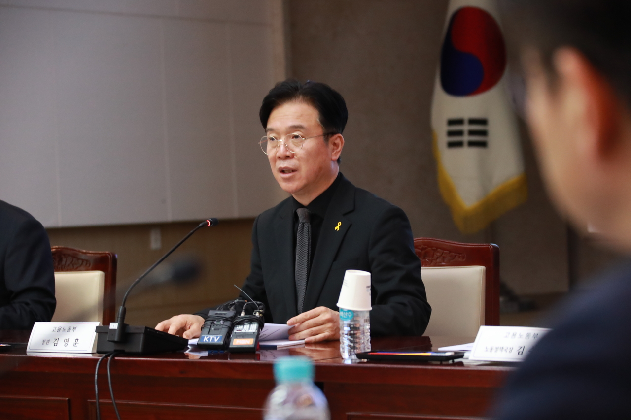 김영훈 고용노동부 장관이 16일 정부서울청사에서 재정경제부, 행정안전부, 산업통상부, 기후에너지환경부, 국토교통부, 해양수산부, 기획예산처 등 관계부처와 함께 노동안전 관계 장관회의를 열고 ‘공공부문 도급 운영 개선방안’을 발표하고 있다. 정부는 이날 공공부문에서 하도급(2차 도급)을 원칙적으로 금지하기로 했다. [고용노동부 제공]