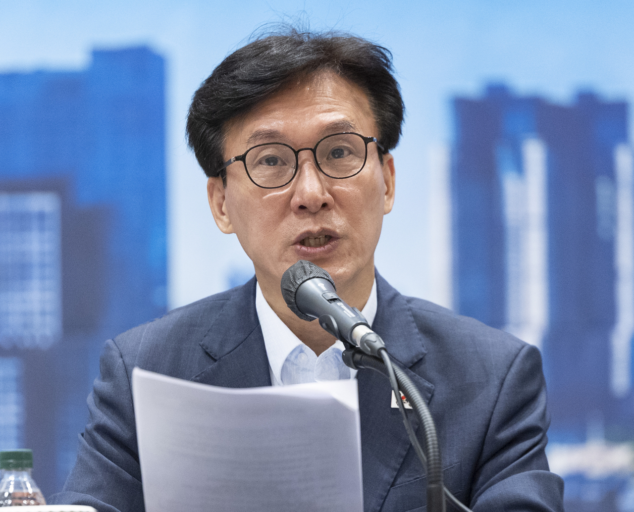 김민석 더불어민주당 대표가 28일 인천시 영종구 인스파이어 리조트에서 열린 최고위원회의에서 발언하고 있다. [연합]