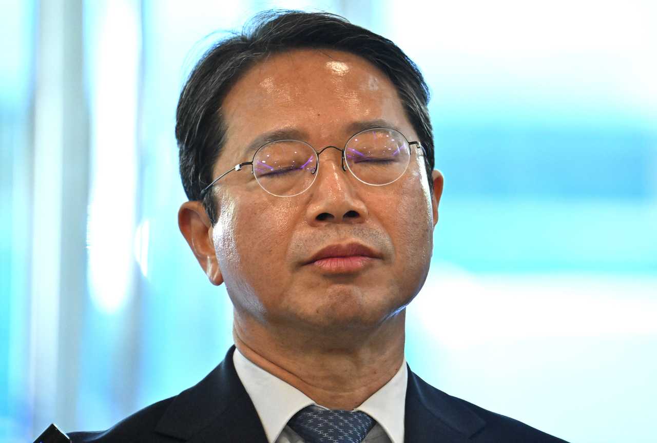 Justice Minister nominee Kim Seung-won pauses in thought while responding to reporters' questions as he arrives at his confirmation hearing preparation office at Jeokseon Hyundai Building in Jongno-gu, Seoul, on Monday. Kim is facing allegations that in 2021 he lobbied the then-head of the Ministry of Food and Drug Safety, at the request of a broker surnamed Yang, to approve a clinical trial for a COVID-19 treatment developed by pharmaceutical company Genescel. (Lim Se-jun)