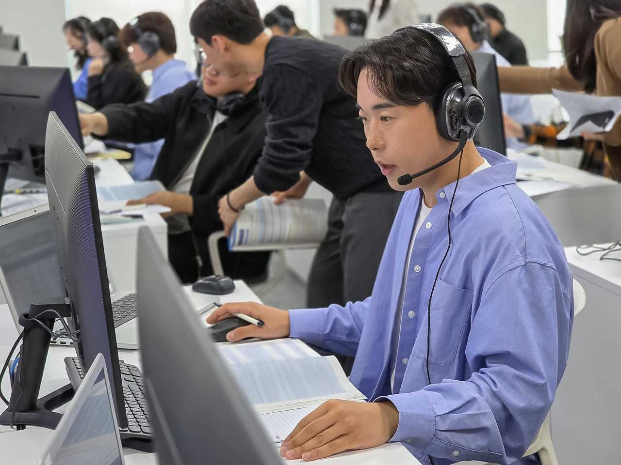 지난 4월 열린 상반기 삼성직무적성검사(GSAT) 응시자 예비 소집 모습.  [삼성전자 제공]