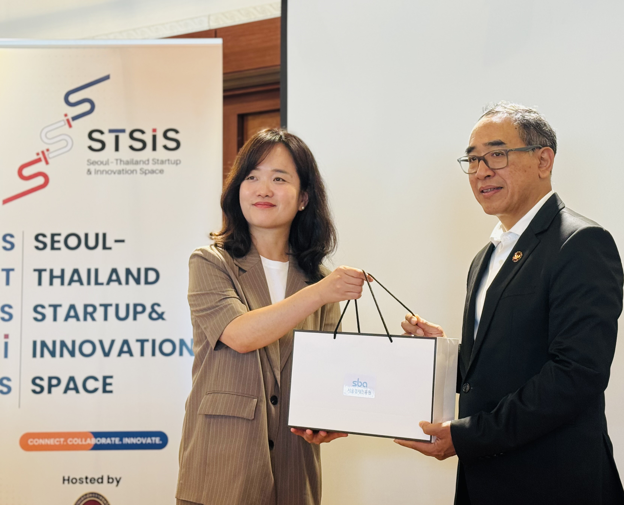Thai Ambassador to South Korea Tanee Sangrat (right) and Seoul Business Agency Scale-up Team Head Nicole Kim exchange greetings at the Seoul-Thailand Startup and Innovation Space event at the Thai ambassador's residence in Itaewon, Seoul, Monday. (Sanjay Kumar/The Korea Herald)