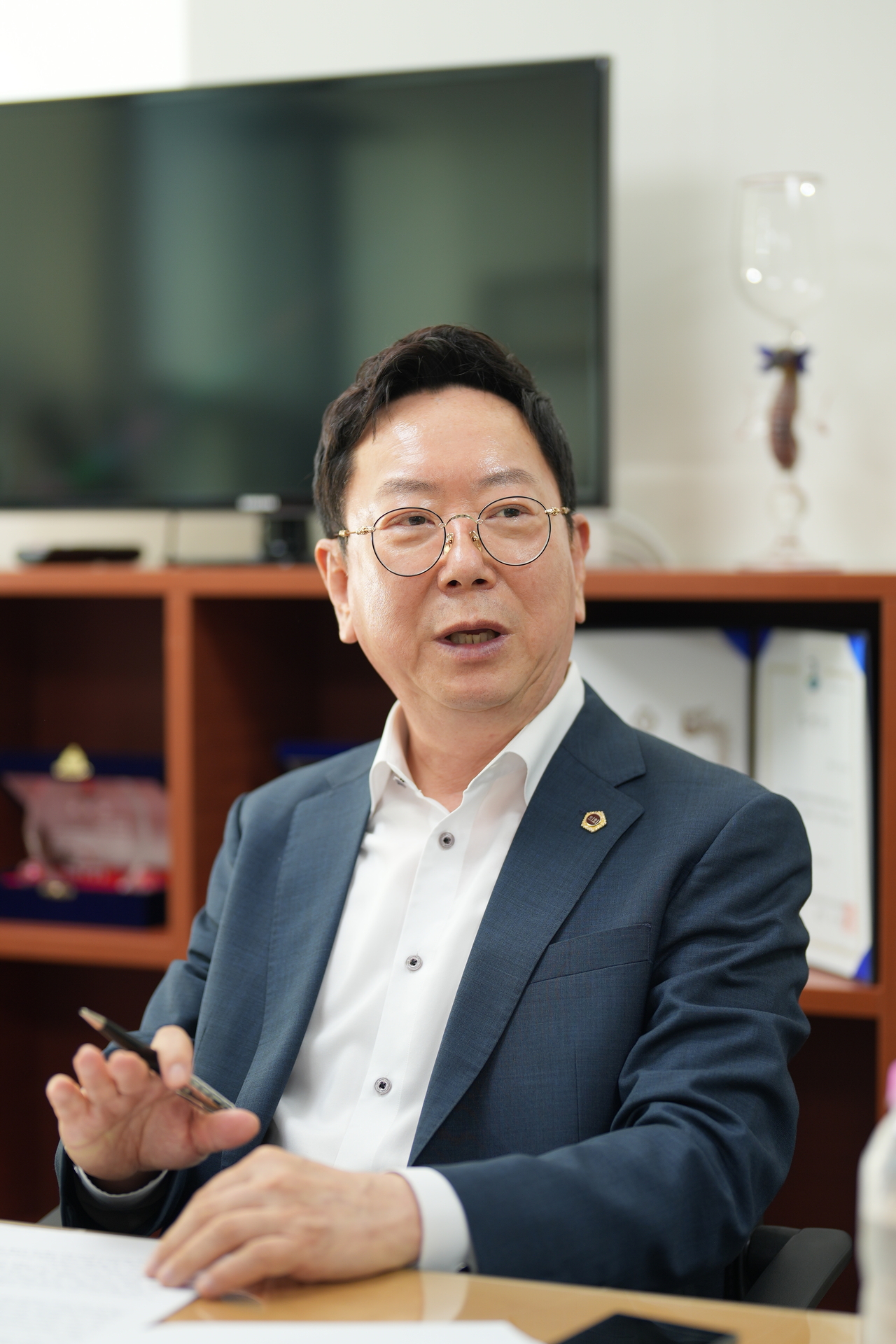 Seoul Metropolitan Council member Kim Gwang-cheol encourages participants at the opening ceremony of the Songpa-gu Small Business AI and Digital Competency Training program and calls for expanded field-centered support. By Yang Jeong-won