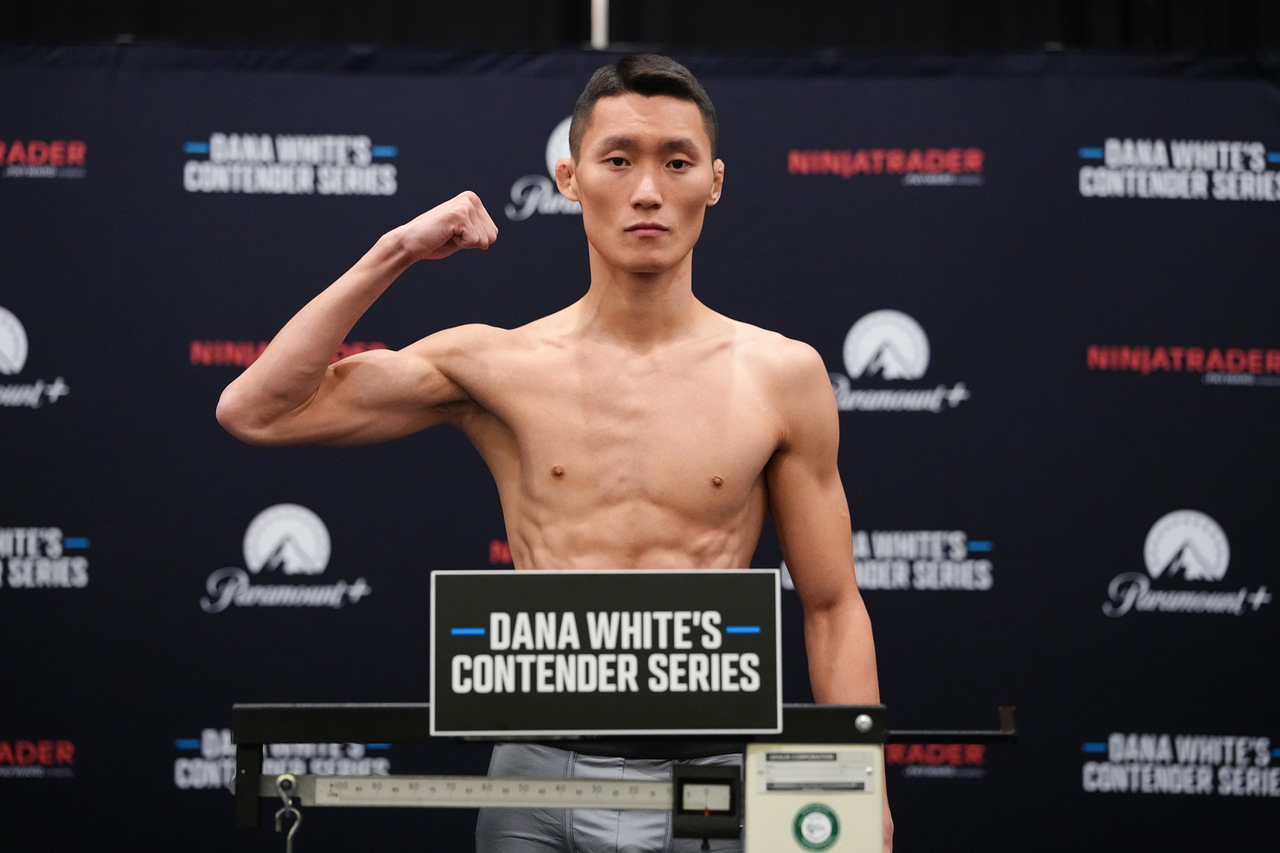 8일 DWCS 시즌 10 대회 계체를 통과한 권원일이 파이팅 포즈를 취하고 있다. [UFC 제공]