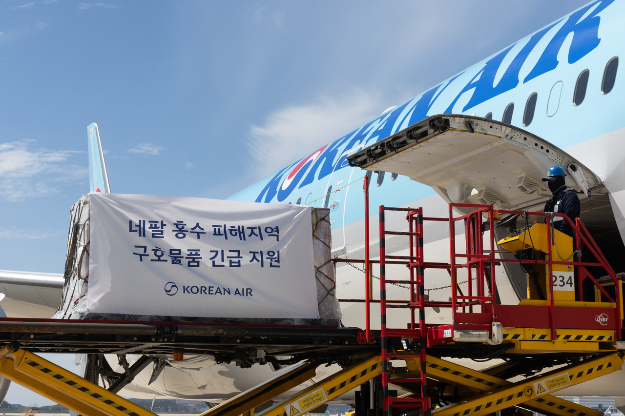 8일 KE695편에 대한항공에서 마련한 긴급 구호물품인 생수와 담요가 옮겨지고 있다. [대한항공 제공]