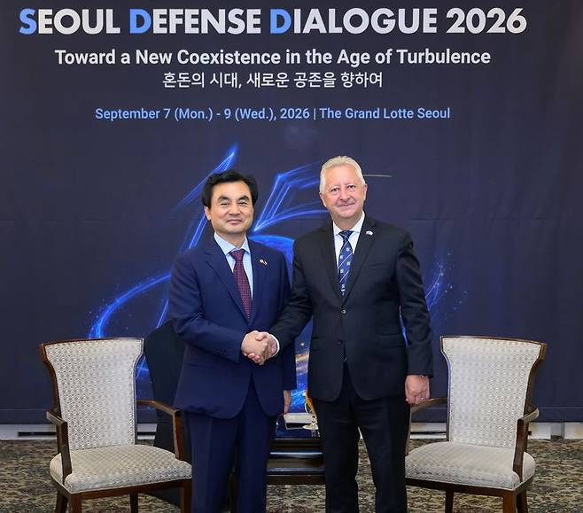 Defense Minister Ahn Gyu-back (left) shakes hands with Czech Defense Minister Jaromir Zuna on Tuesday . (Ministry of National Defense)