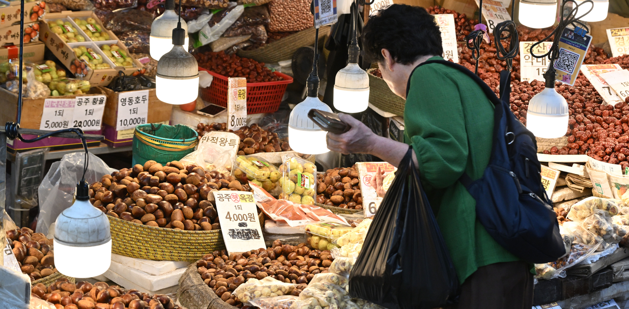 A shopper browses goods at Gyeongdong Market in Dongdaemun-gu, Seoul, Monday. (Im Se-jun/The Korea Herald)