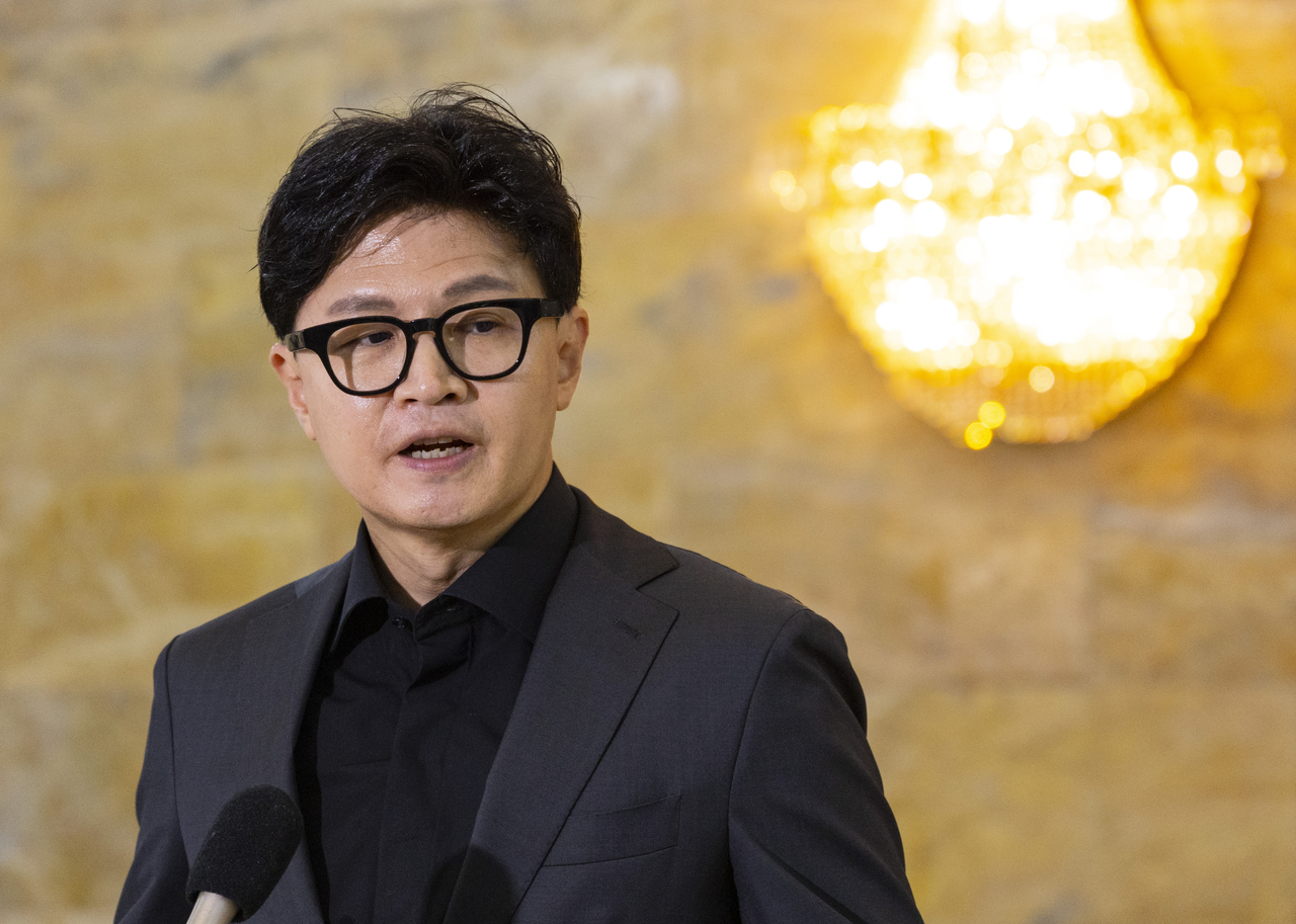 Independent lawmaker Han Dong-hoon speaks to reporters just before entering the National Assembly plenary chamber Tuesday to share his position on allegations that Ministry of Justice minister nominee Kim Seung-won lobbied for approval of a new drug. [Yonhap]