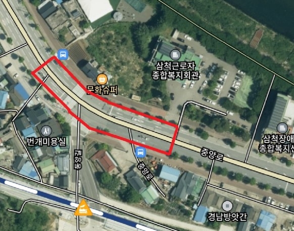 The area around the main gate of Sampyo Cement has also been designated a banner-free zone.